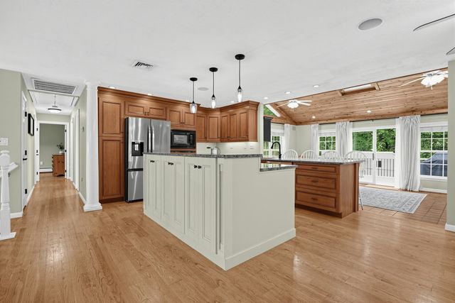 21 Andrew Cir, Stoughton, MA 02072