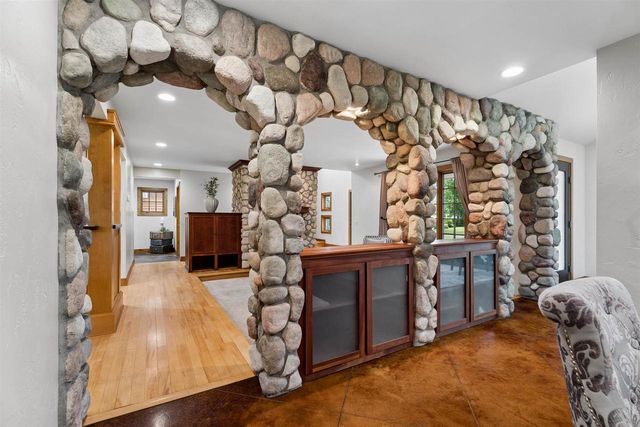 122 POPLAR COURT, Neenah, WI 54956