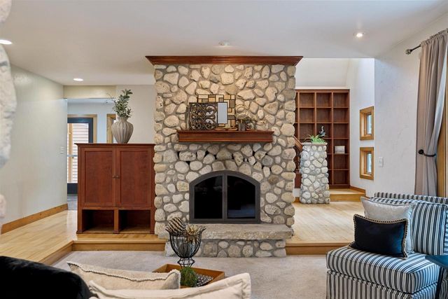 122 POPLAR COURT, Neenah, WI 54956