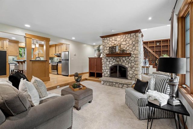 122 POPLAR COURT, Neenah, WI 54956