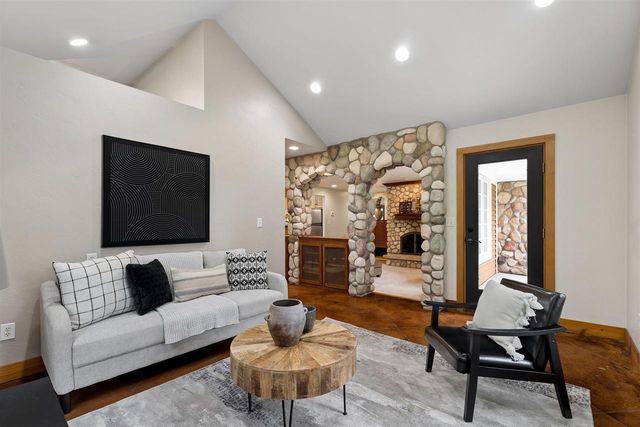 122 POPLAR COURT, Neenah, WI 54956