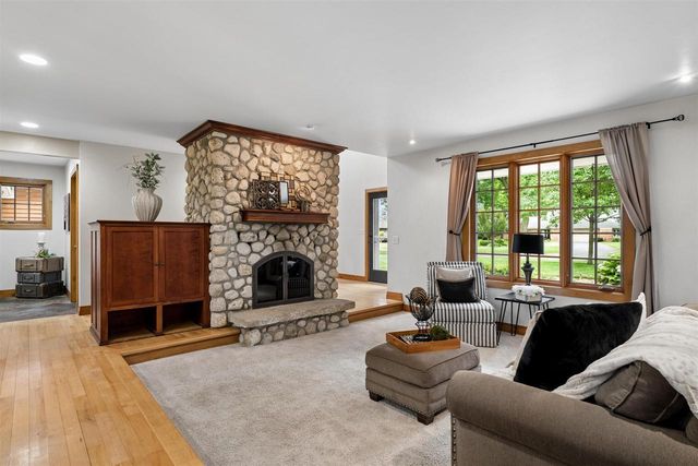 122 POPLAR COURT, Neenah, WI 54956