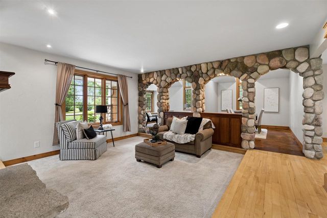 122 POPLAR COURT, Neenah, WI 54956