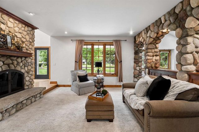 122 POPLAR COURT, Neenah, WI 54956