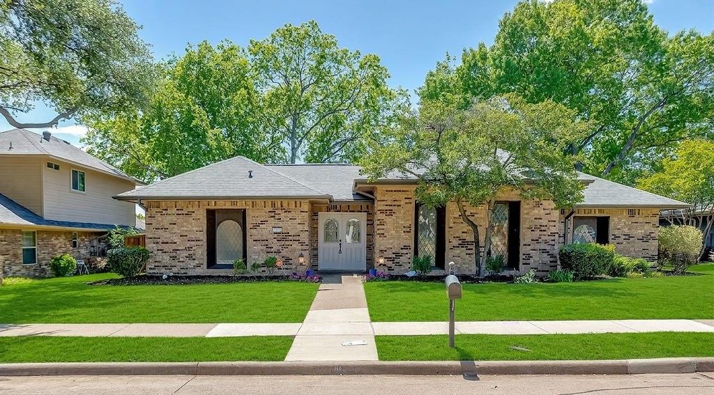 1005 Nottingham Drive, Carrollton, TX 75007