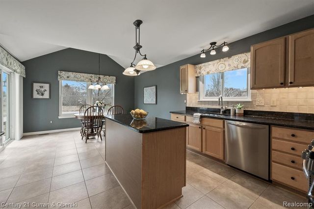 781 Pheasant Run West Drive, Wixom, MI 48393