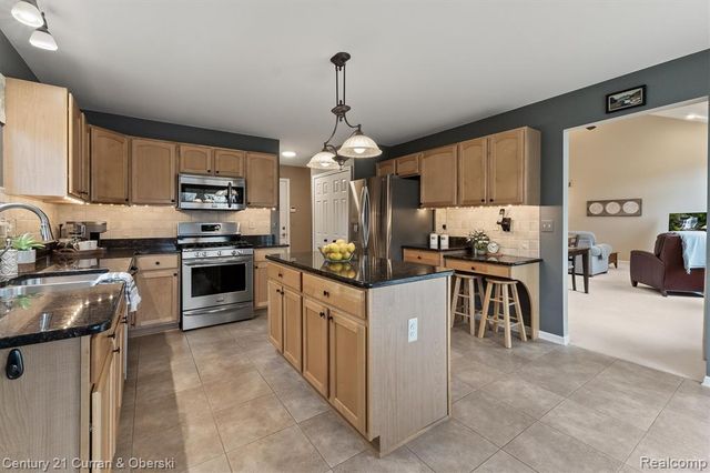 781 Pheasant Run West Drive, Wixom, MI 48393