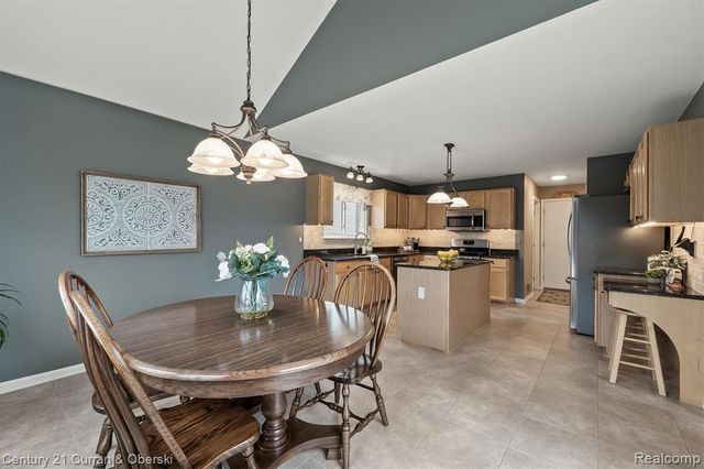 781 Pheasant Run West Drive, Wixom, MI 48393