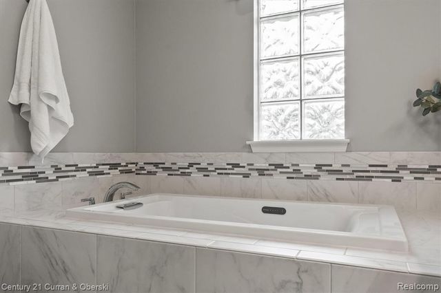 781 Pheasant Run West Drive, Wixom, MI 48393