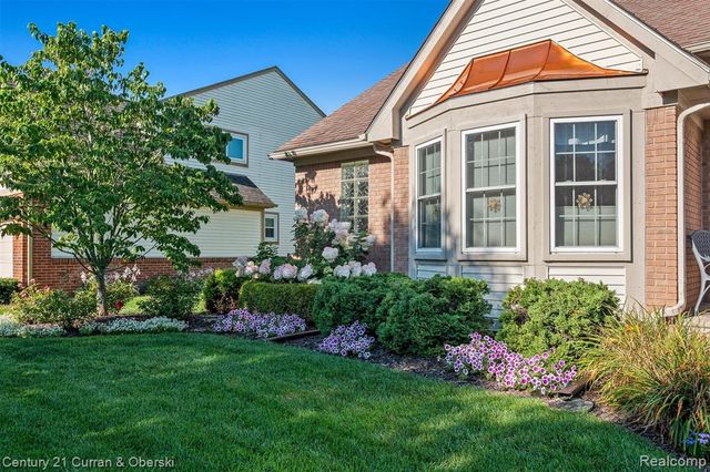 781 Pheasant Run West Drive, Wixom, MI 48393