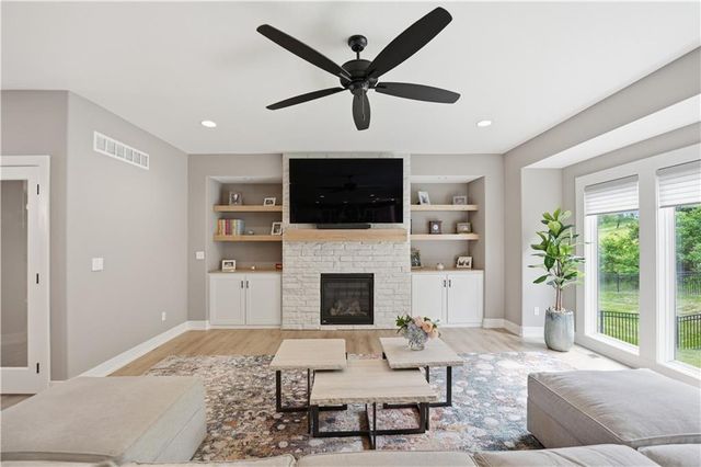 7190 N National Drive, Parkville, MO 64152