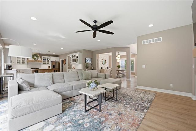 7190 N National Drive, Parkville, MO 64152