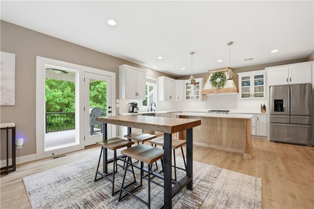 7190 N National Drive, Parkville, MO 64152