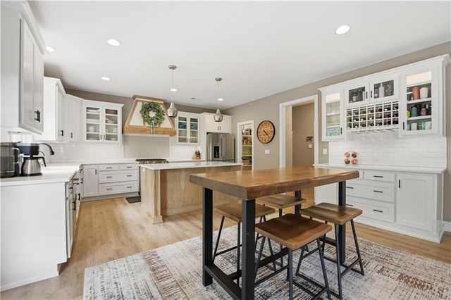 7190 N National Drive, Parkville, MO 64152