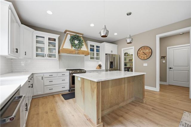 7190 N National Drive, Parkville, MO 64152