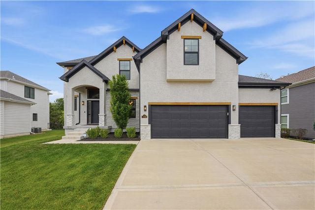 7190 N National Drive, Parkville, MO 64152