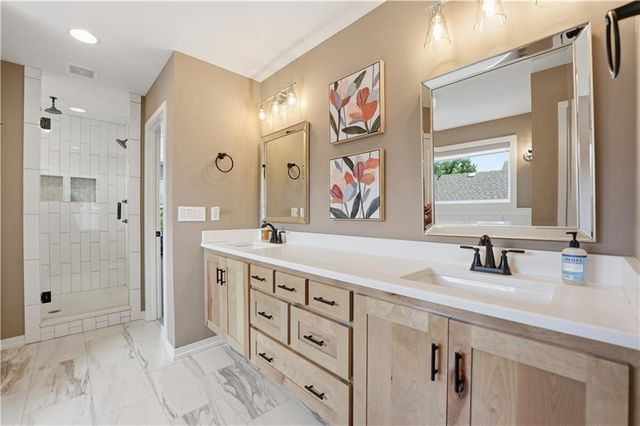 7190 N National Drive, Parkville, MO 64152