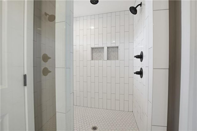 7190 N National Drive, Parkville, MO 64152