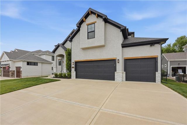 7190 N National Drive, Parkville, MO 64152
