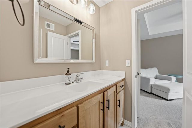 7190 N National Drive, Parkville, MO 64152