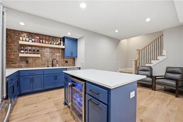 7190 N National Drive, Parkville, MO 64152