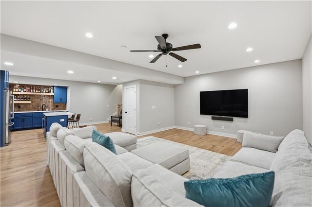 7190 N National Drive, Parkville, MO 64152