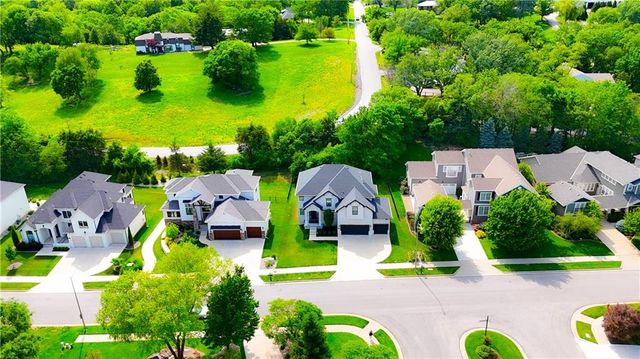 7190 N National Drive, Parkville, MO 64152