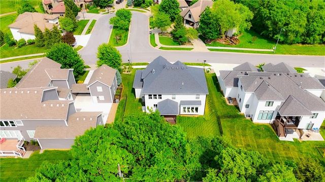 7190 N National Drive, Parkville, MO 64152