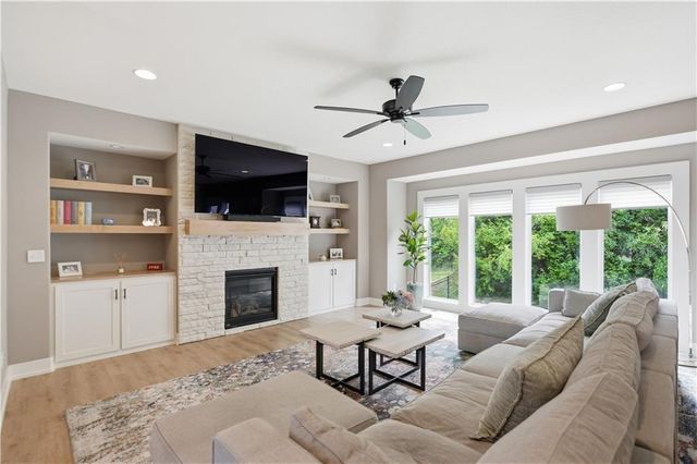 7190 N National Drive, Parkville, MO 64152