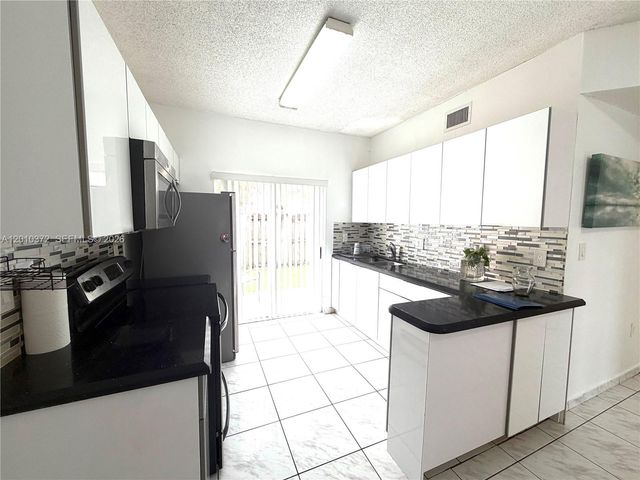 8019 Lake Dr 104, Doral, FL 33166