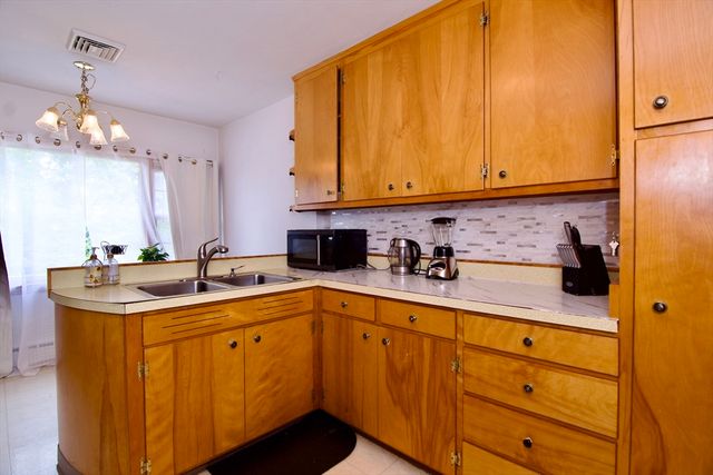 442 Prospect St, Chicopee, MA 01020
