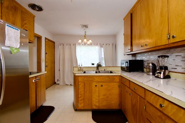 442 Prospect St, Chicopee, MA 01020