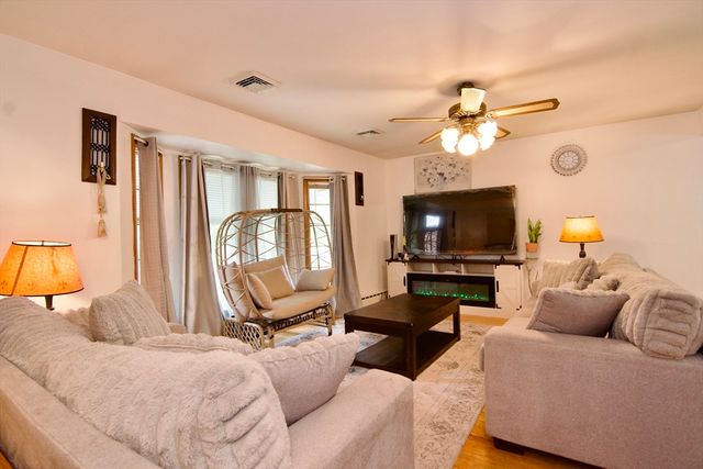 442 Prospect St, Chicopee, MA 01020