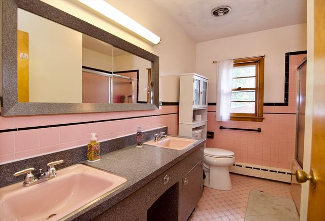 442 Prospect St, Chicopee, MA 01020