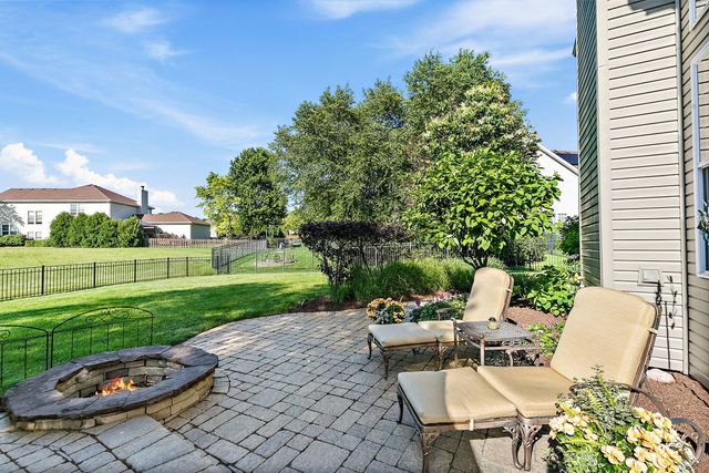 2700 Oak Drive, West Dundee, IL 60118