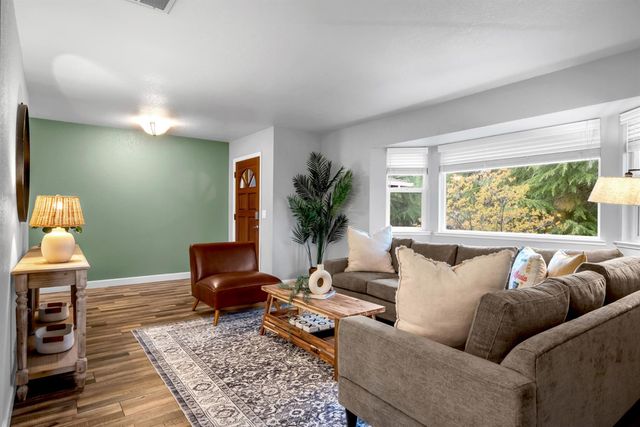 2744 Sandhurst Dr, Cameron Park, CA 95682