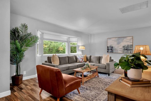 2744 Sandhurst Dr, Cameron Park, CA 95682