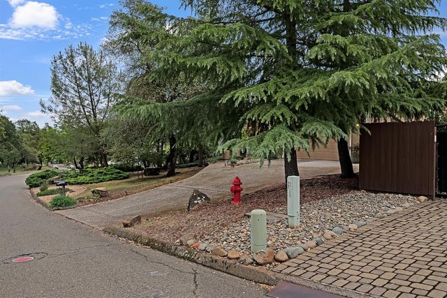 2744 Sandhurst Dr, Cameron Park, CA 95682