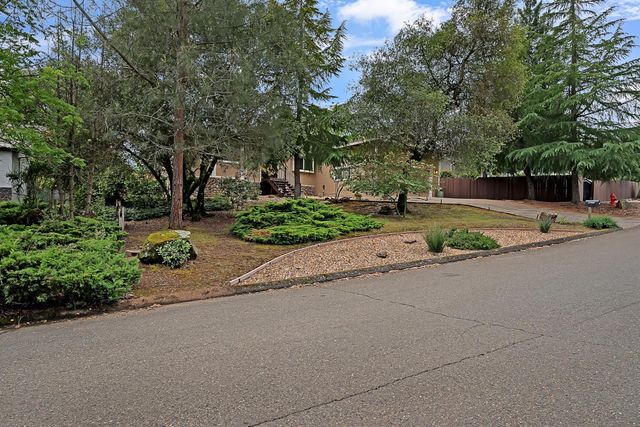 2744 Sandhurst Dr, Cameron Park, CA 95682
