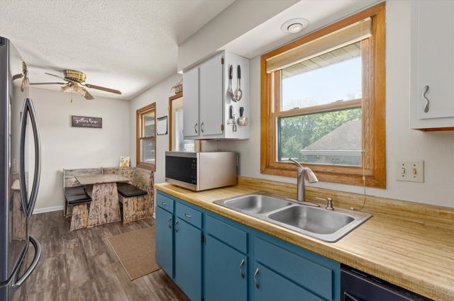 2304 Parkhill Drive, Norwalk, IA 50211