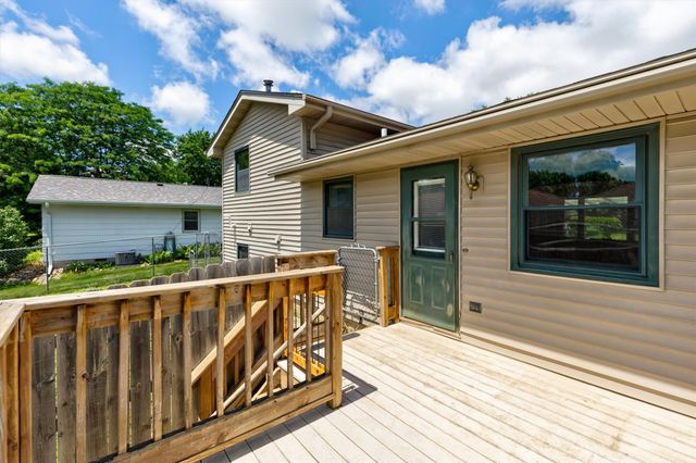 2304 Parkhill Drive, Norwalk, IA 50211