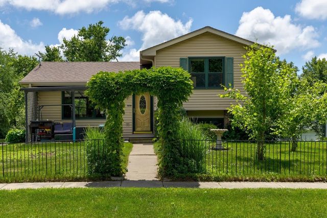 2304 Parkhill Drive, Norwalk, IA 50211