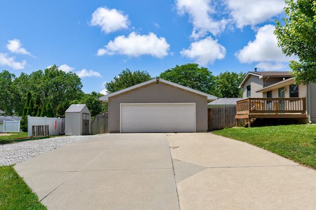 2304 Parkhill Drive, Norwalk, IA 50211