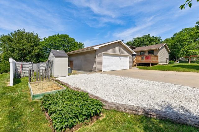 2304 Parkhill Drive, Norwalk, IA 50211
