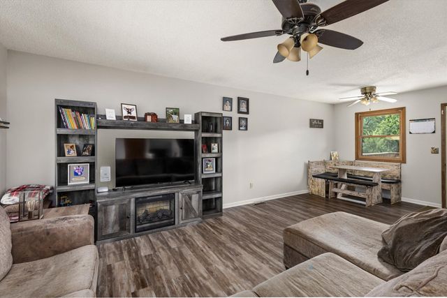 2304 Parkhill Drive, Norwalk, IA 50211