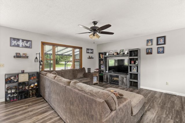 2304 Parkhill Drive, Norwalk, IA 50211