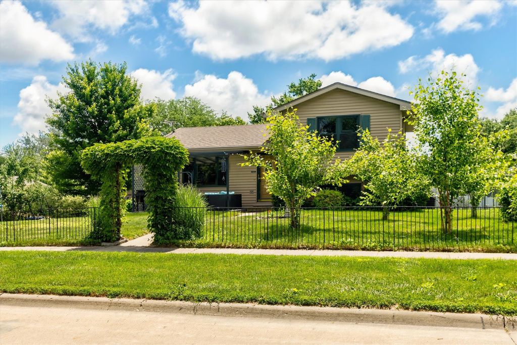 2304 Parkhill Drive, Norwalk, IA 50211