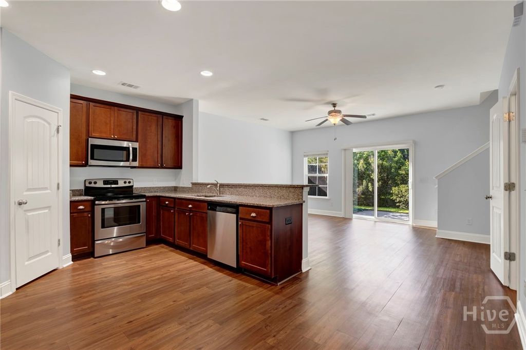 Image 4 of property listing at 20 Kepler Loop, Richmond Hill, GA 31324
