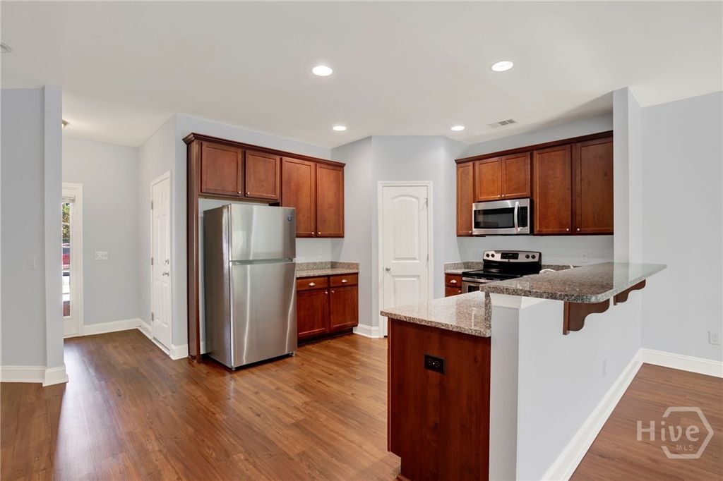 Image 5 of property listing at 20 Kepler Loop, Richmond Hill, GA 31324