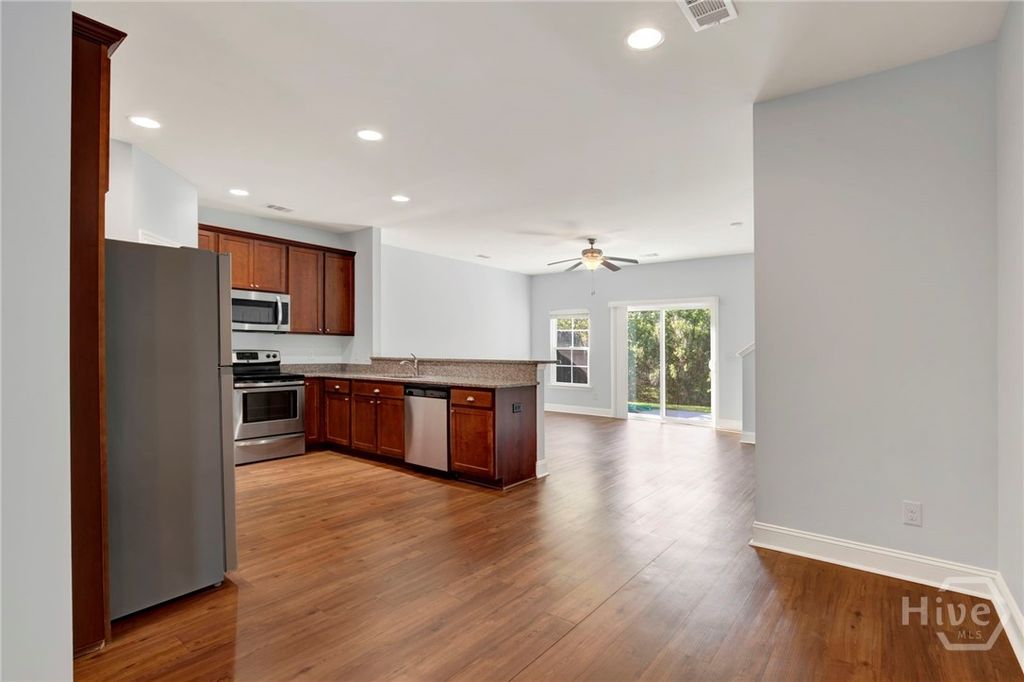 Image 6 of property listing at 20 Kepler Loop, Richmond Hill, GA 31324
